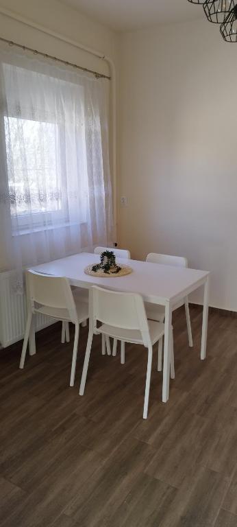 Étkező fehér asztallal négy fő részére