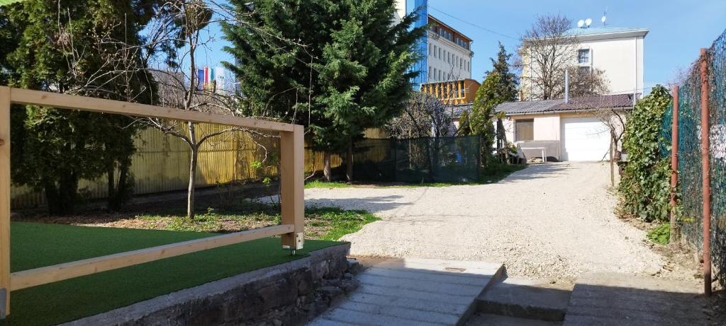 Kert és parkoló bejárat
